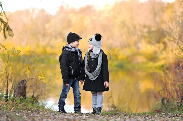 Retrato de uma menina e menino no outono — Fotografia de Stock