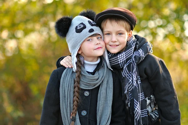 Porträt eines Mädchens und eines Jungen im Herbst — Stockfoto