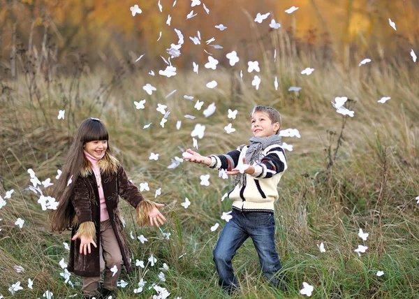 Portret van een meisje en een jongen in de herfst — Stockfoto