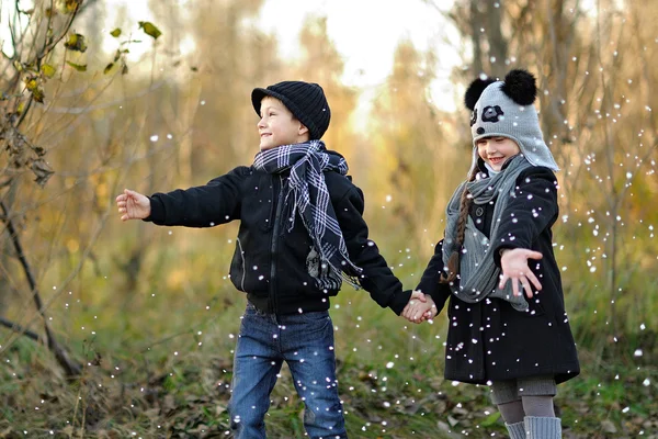 Porträt eines Mädchens und eines Jungen im Herbst — Stockfoto