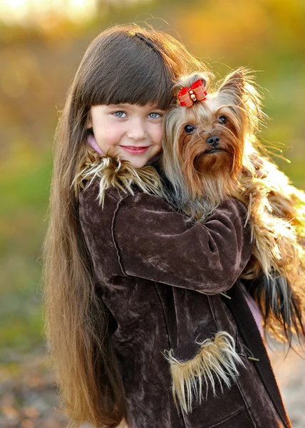 Ritratto di una bella bambina di moda — Foto Stock