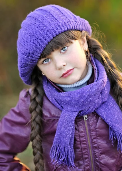 Retrato de una hermosa niña de moda — Foto de Stock
