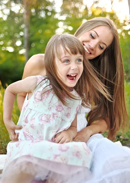 Portrait of mother and daughter in summer — Stock Photo, Image