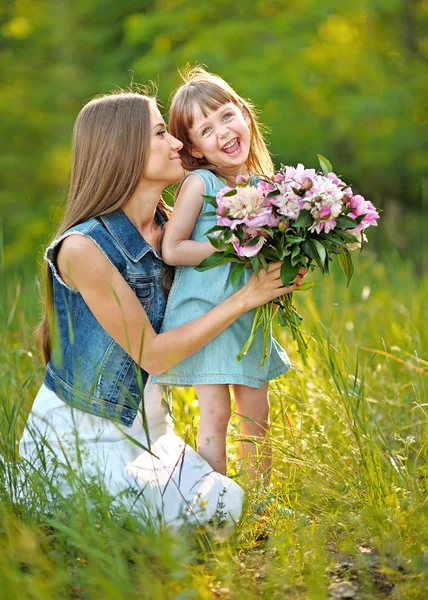 Portrait of mother and daughter having fun laughing — Stock Photo, Image