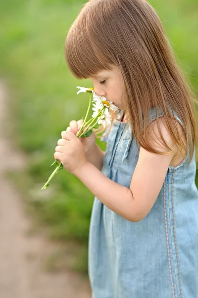 Portrait de petite fille en plein air en été — Photo