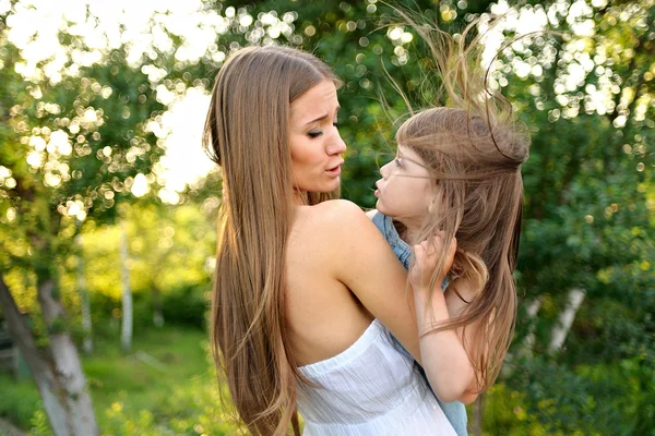 Portrait of mother and daughter in summer — Stock Photo, Image