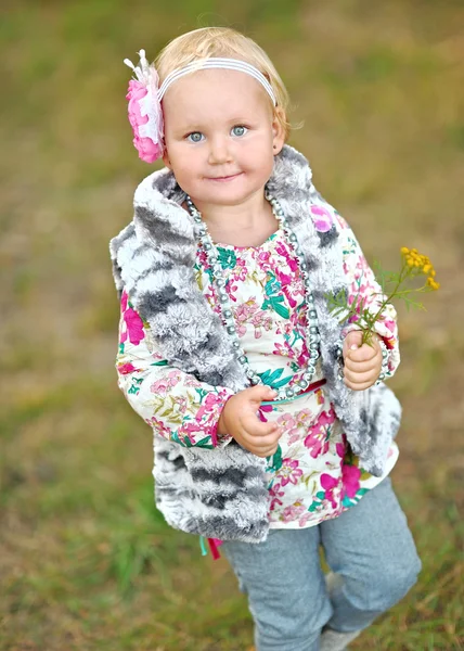 Ritratto di bambina all'aperto in estate — Foto Stock