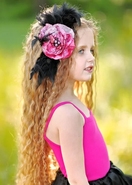 Portrait de petite fille en plein air en été — Photo