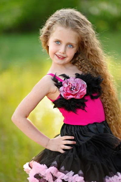 Portrait de petite fille en plein air en été — Photo