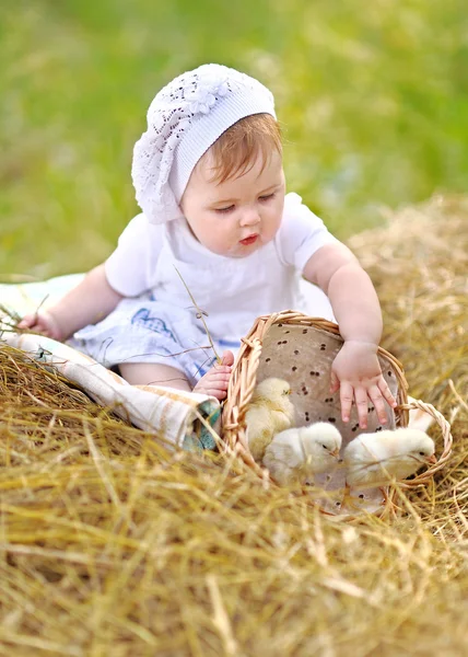 Portrait de petite fille en plein air en été — Photo