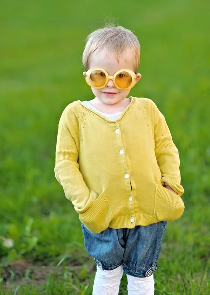 Portrait de petite fille en plein air en été — Photo