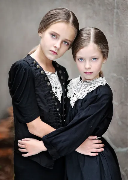 Portrait of two girls girlfriends in autumn — Stock Photo, Image