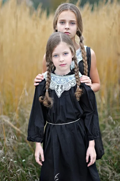 Portret dziewczyny dwie dziewczyny w jesieni — Zdjęcie stockowe
