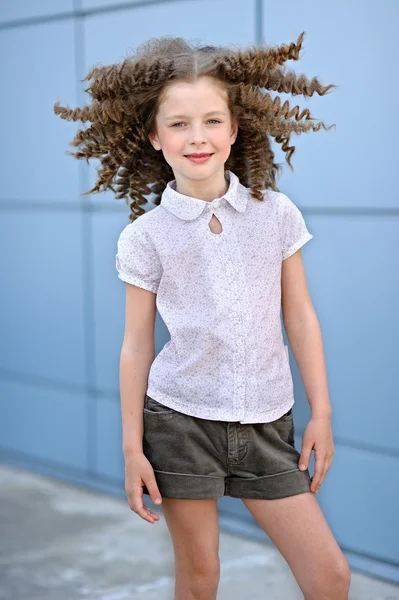 Portrait de petite fille en plein air en été — Photo