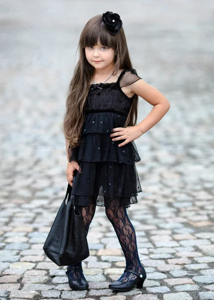 Ritratto di una bella bambina di moda — Foto Stock