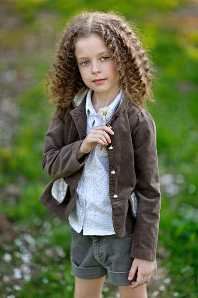 Portrait de petite fille en plein air en été — Photo