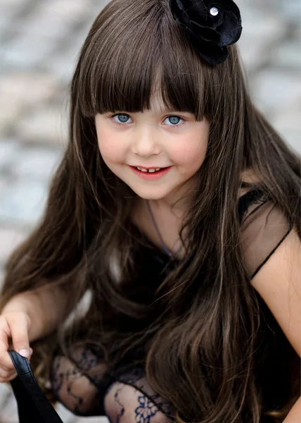 Retrato de una hermosa niña de moda — Foto de Stock