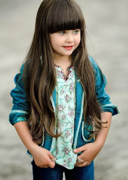 Retrato de una hermosa niña de moda — Foto de Stock