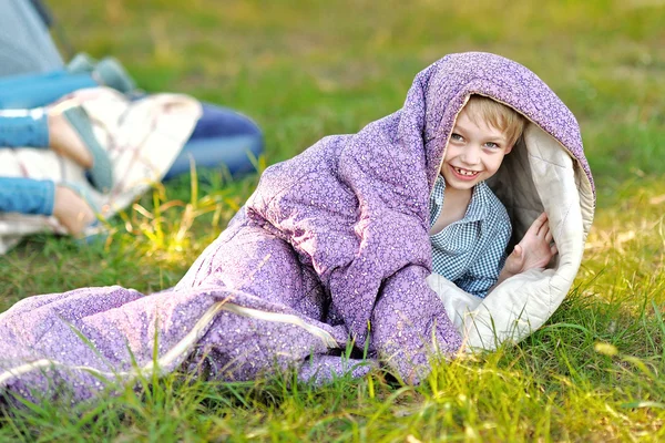 Retrato de um menino em férias no acampamento de verão — Fotografia de Stock