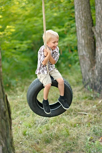 Porträtt av en pojke på semester i sommarläger — Stockfoto