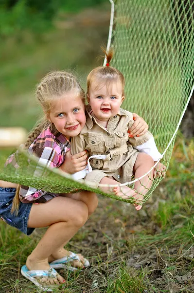 Portret van twee zusters in een hangmat — Stockfoto