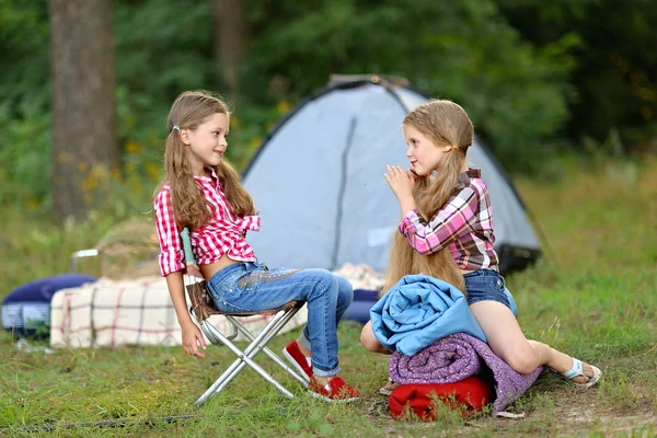 Portrait von Freundinnen Sommerlager — Stockfoto