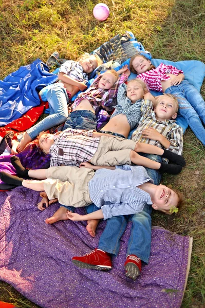 Portret van jonge kinderen op een camping vakantie — Stockfoto