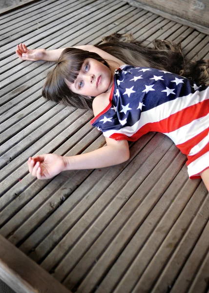 उन्हाळ्यात बाहेर एक लहान मुलगी पोर्ट्रेट — स्टॉक फोटो, इमेज