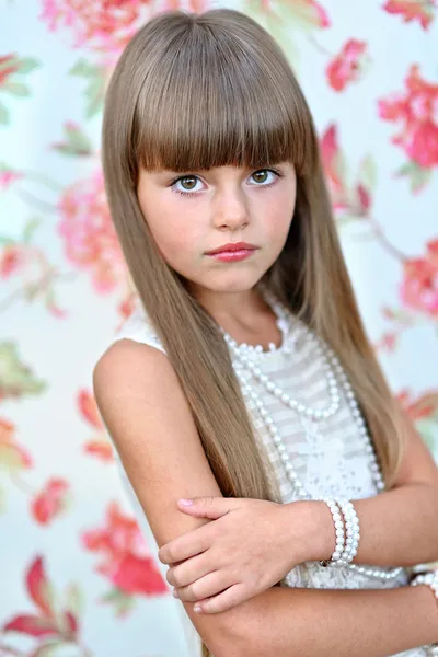 Retrato de uma linda menina da moda — Fotografia de Stock