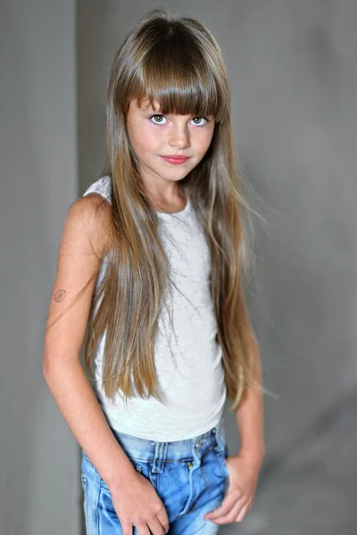 Porträtt av en vacker mode liten flicka — Stockfoto