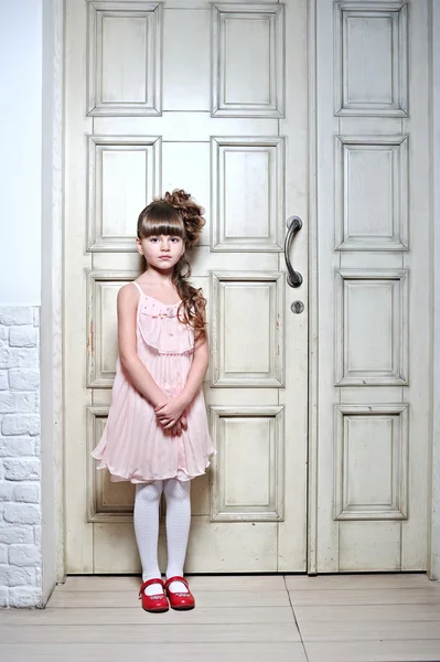 Güzel bir moda portre küçük kız — Stok fotoğraf