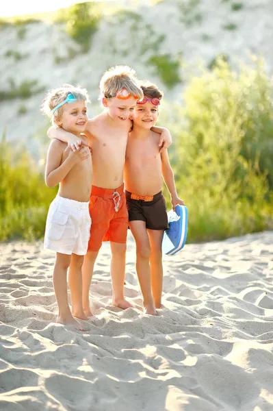 Retrato de un niño en la playa en verano — Foto de Stock