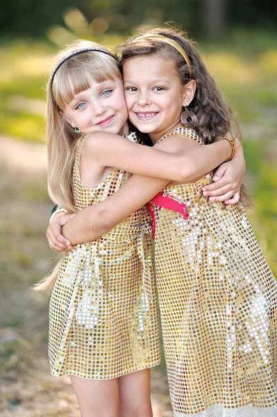 Portrait of two girls in the woods girlfriends — Stock Photo, Image