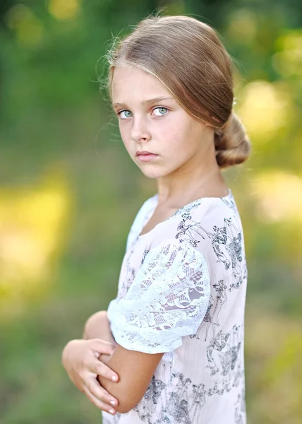 Portrét malé holčičky venku v létě — Stock fotografie