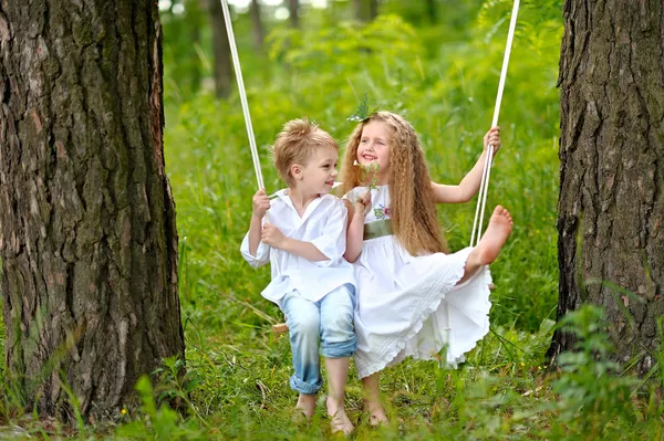 Девочка. Игрушки для девочек. Светлая девочка. Девочка выручает. Фотосессия с чемоданом.