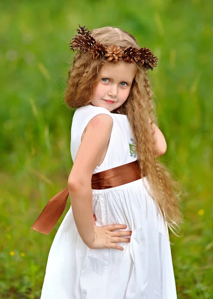 Retrato de niña al aire libre en verano —  Fotos de Stock