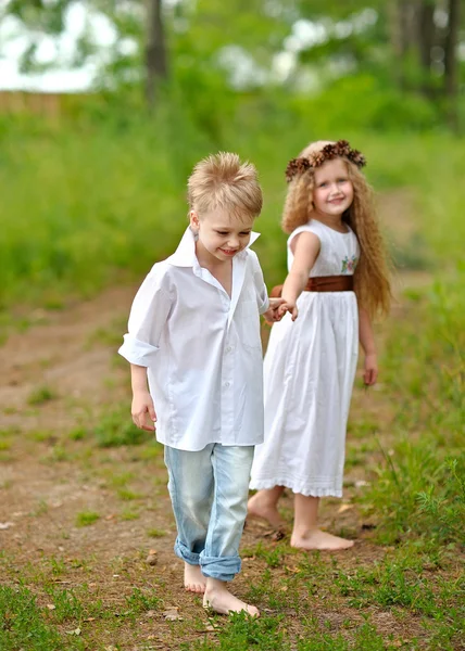 Porträtt av en pojke-flicka i en sommar skog — Stockfoto