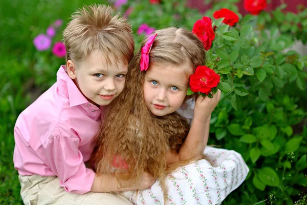 Porträtt av en pojke-flicka i en sommar skog — Stockfoto