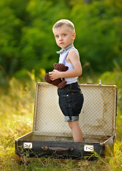 Retrato de um menino em férias no acampamento de verão — Fotografia de Stock