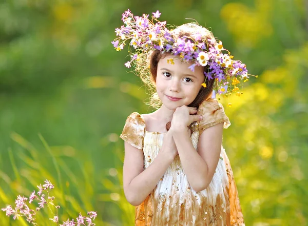 Ritratto di bambina all'aperto in estate — Foto Stock