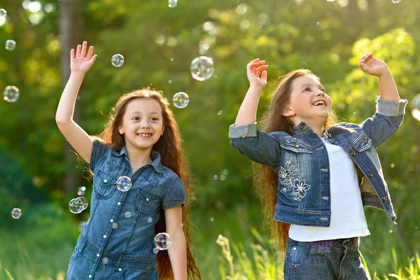 Portret van twee meisjes in de bossen vriendinnen — Stockfoto