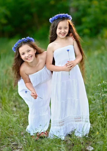 Portrait of two girls in the woods girlfriends — Stock Photo, Image