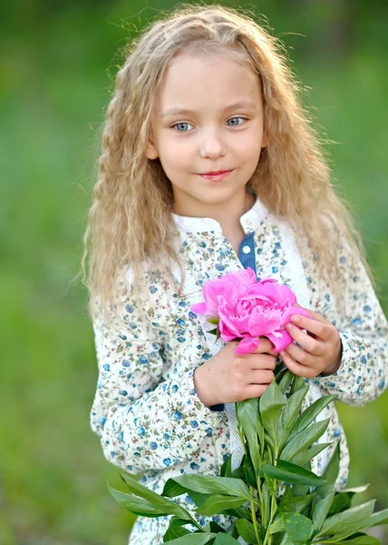 Ritratto di bambina all'aperto in estate — Foto Stock