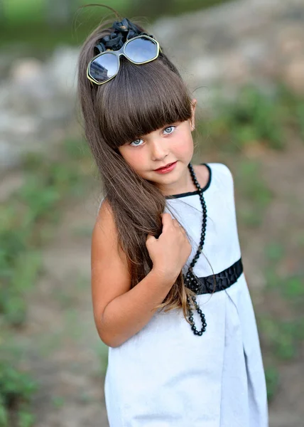 Retrato de uma linda menina da moda — Fotografia de Stock