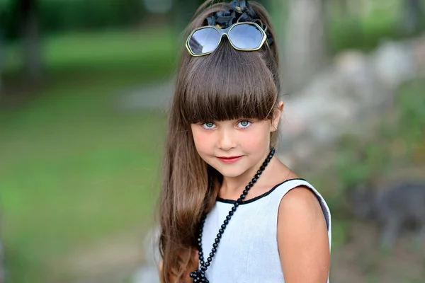 Retrato de uma linda menina da moda — Fotografia de Stock