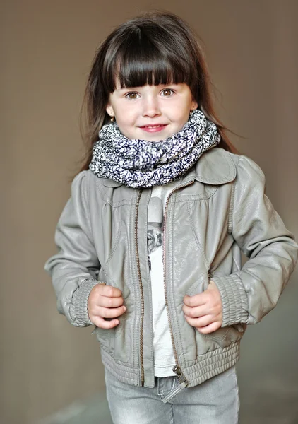 Portrait d'une belle petite fille de mode — Photo