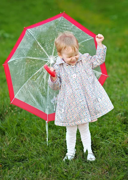 Retrato de niña al aire libre en verano — Foto de Stock