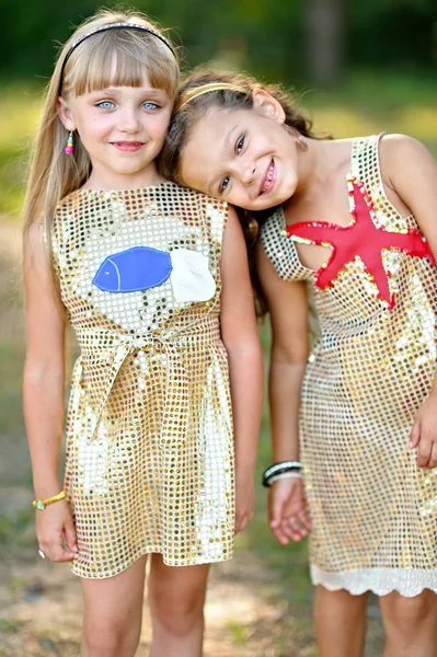 Πορτρέτο των δύο κοριτσιών σε το δάσος φίλες — Φωτογραφία Αρχείου