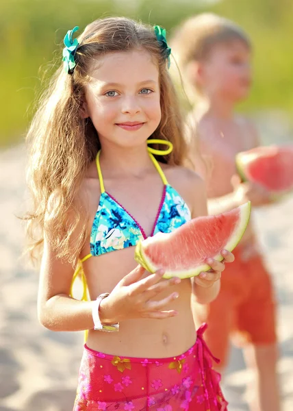 Lány a strandon, nyáron portréja — Stock Fotó