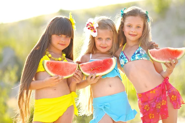 Portret van kinderen op het strand in de zomer — Stockfoto